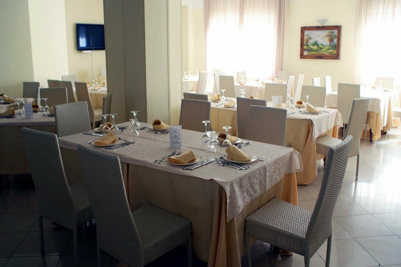 Club Hotel Kennedy Roccella Ionica Buitenkant foto
