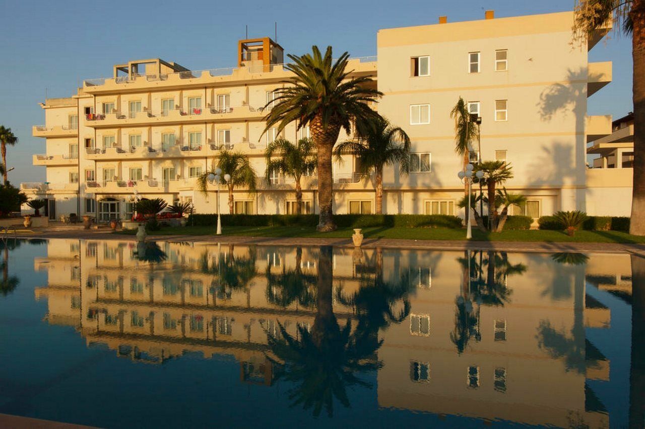 Club Hotel Kennedy Roccella Ionica Buitenkant foto